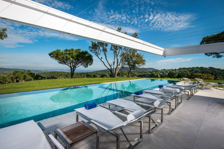 Villas to rent in St Tropez, a villa pool and sunbeds above the Riviera