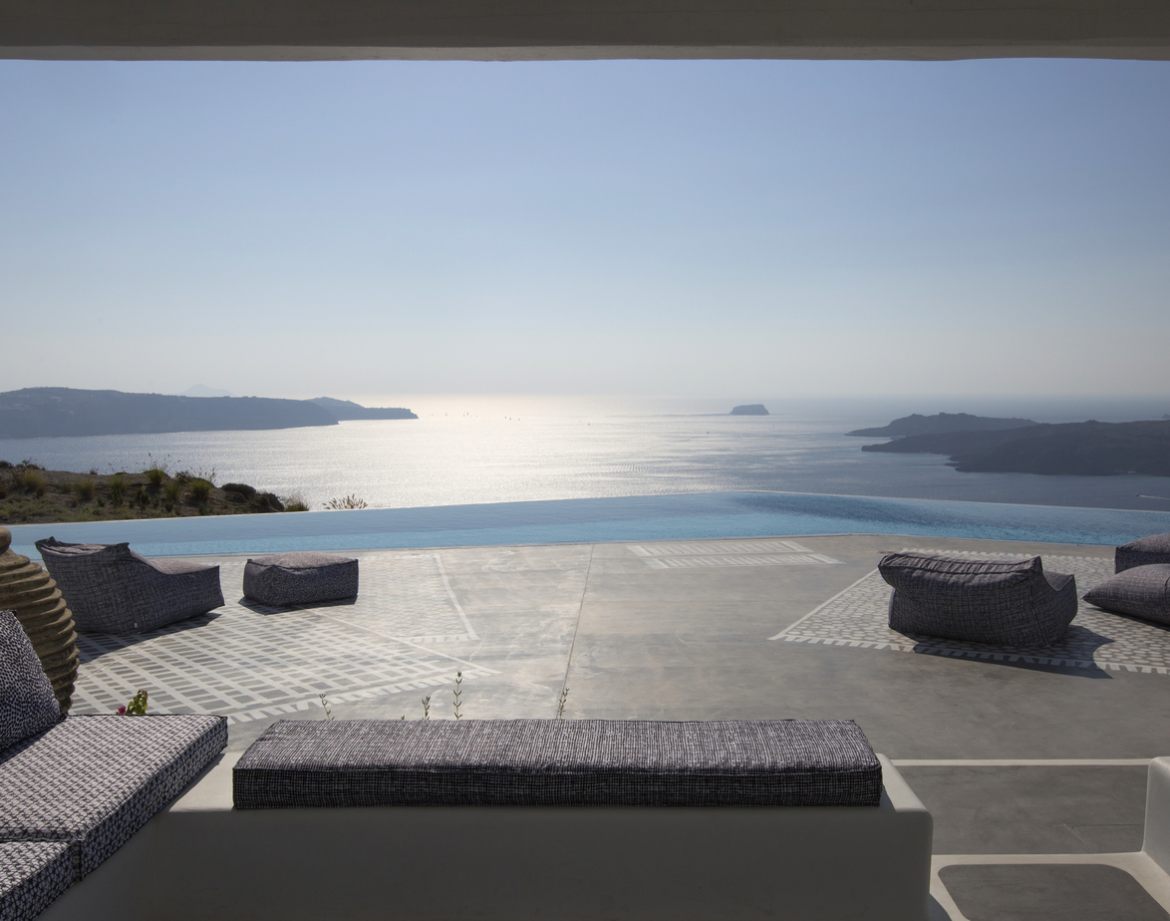A Private Chef on Santorini: What Fully Staffed Holiday Villas in Santorini Actually Deliver