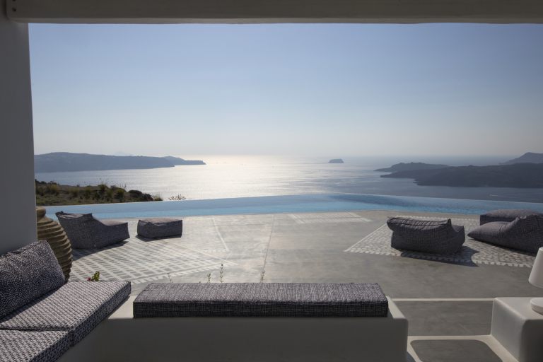 Holiday villas in Santorini, a caldera-facing terrace with infinity pool
