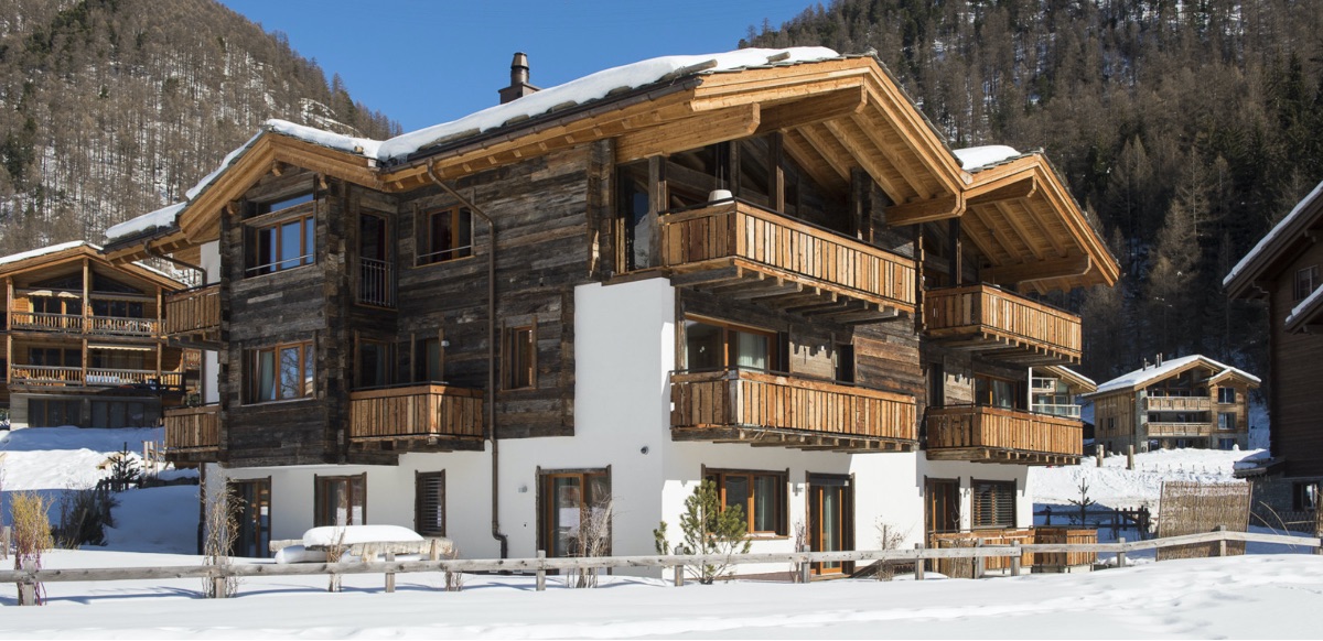 The chalet Altar is considered one of the hidden treasures of Zermatt. Nestled away from the hustle and bustle in the heart of Winkelmatten, this property is a haven of serenity and tranquility.