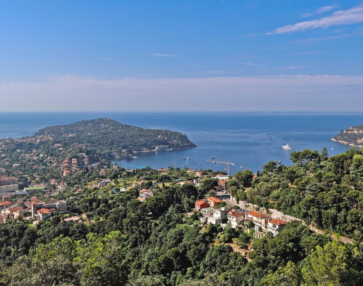A Staffed Riviera Villa: Yacht Transfers, Beach-Club Tables and Private Chefs