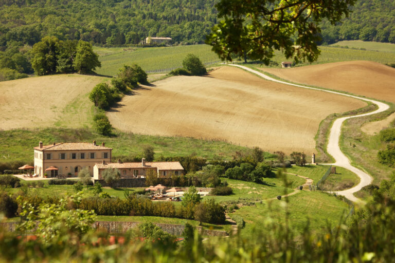 Casa del Fiume among green fields in Tuscany