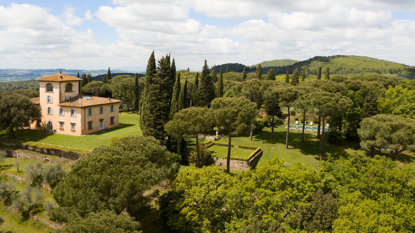 Villas with tennis court in Tuscany