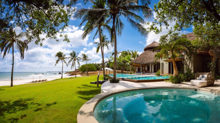 Tropical paradise with luxurious poolside views. Casa Akama Punta Mita