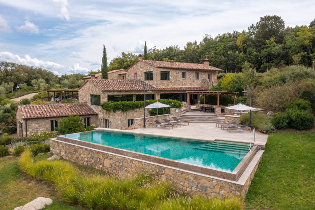 Discover the luxurious Campo Doccio villa in Tuscany, blending traditional charm with modern sophistication amid rolling hills.