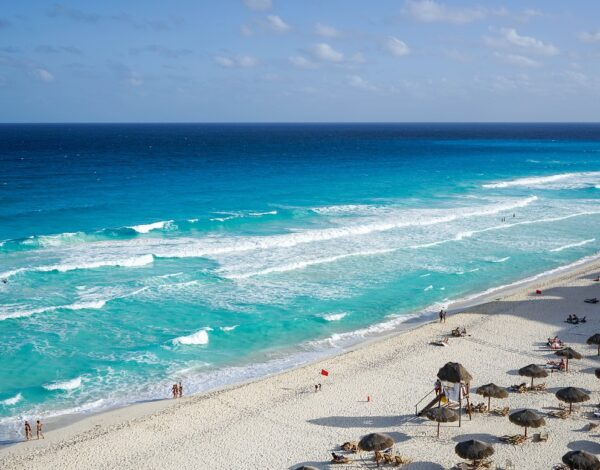 The beach and turquoise water of Cancun