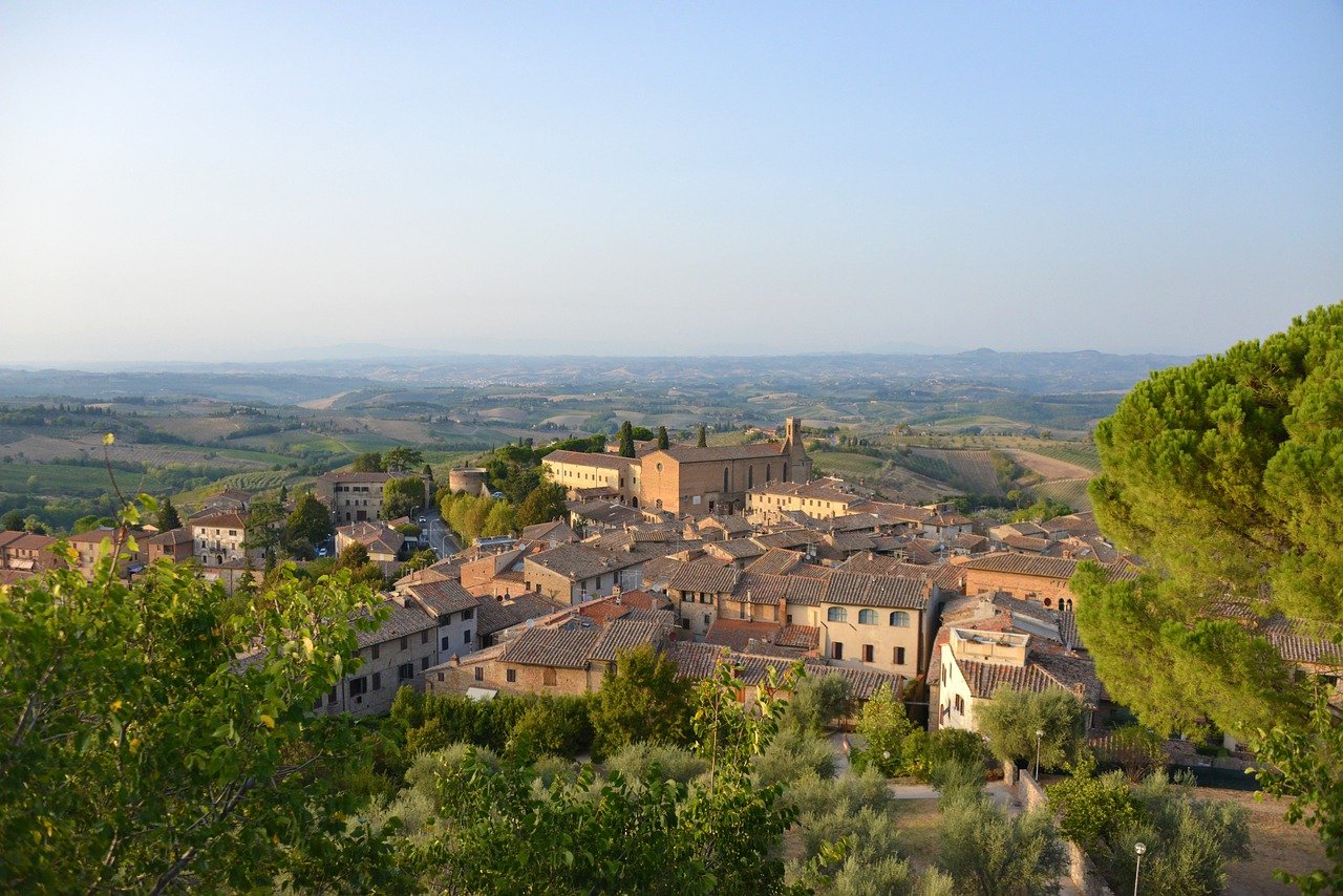 villas walking distance to a town in Tuscany