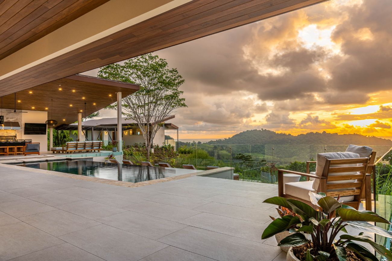 Luxury Costa Rica villa with infinity pool overlooking the Pacific Ocean and rainforest