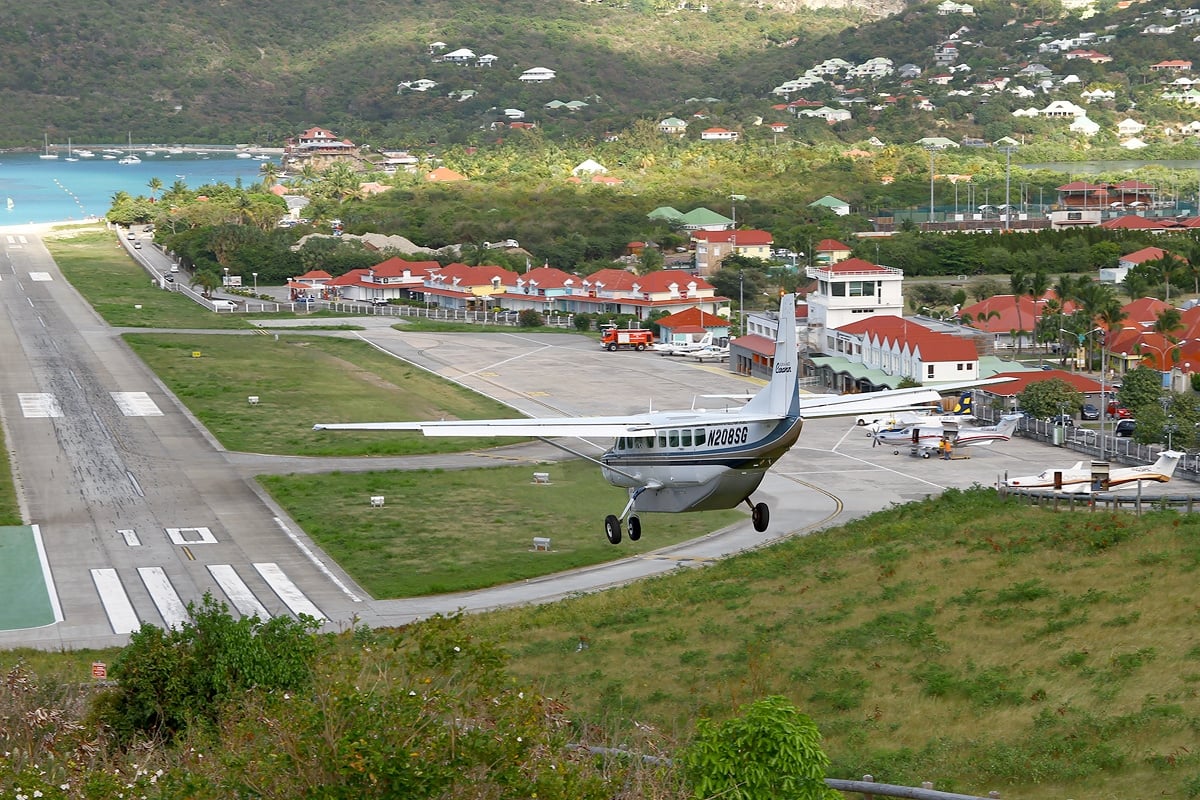 gustaf St Barts airport 