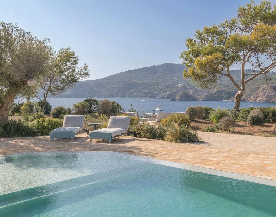 Step-by-Step: How to Charter a Private Jet London to Ibiza for Your Next Villa Escape