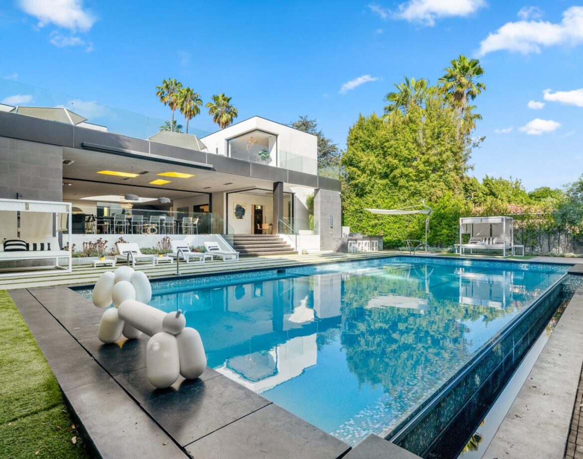 California Vacation 14 Modern mansion with luxurious pool area