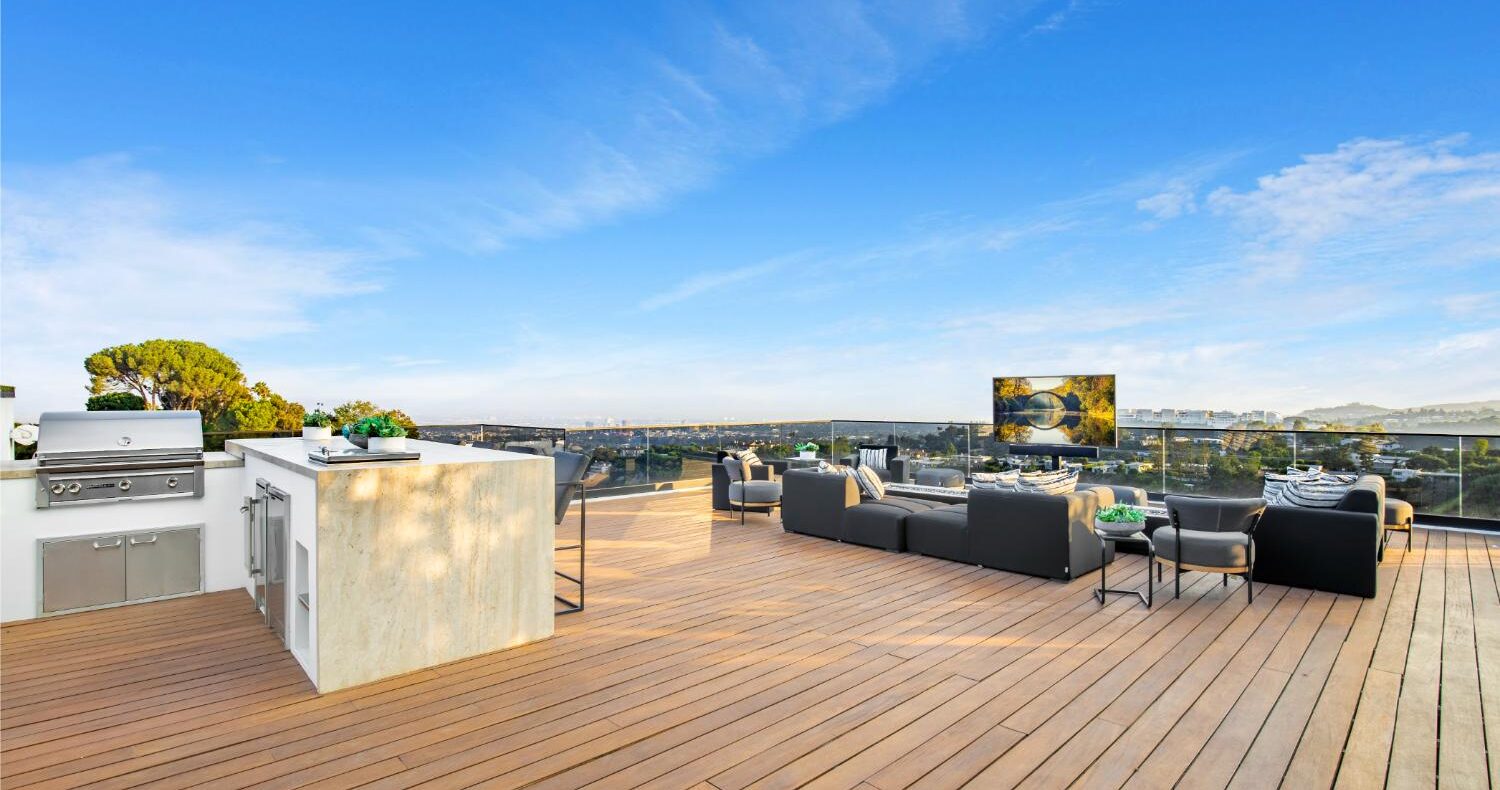 California Vacation 16 Spacious rooftop with stunning views.