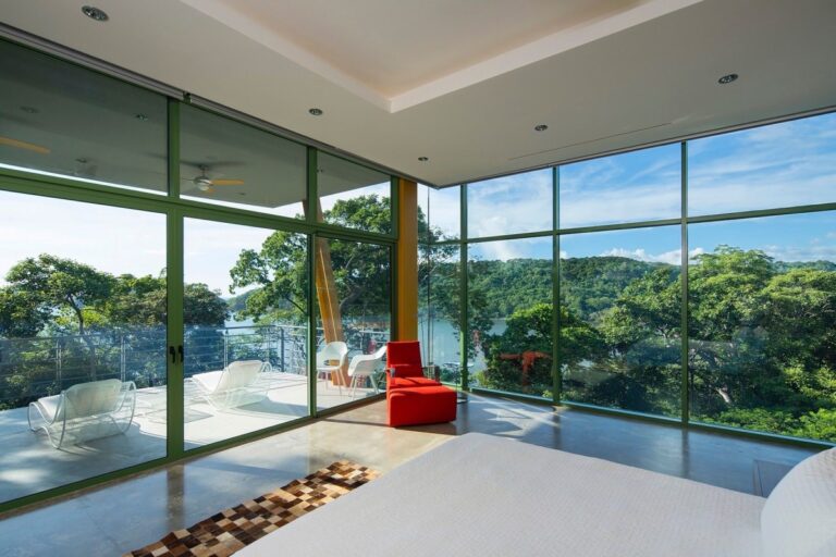 Is it safe to travel to Costa Rica right now