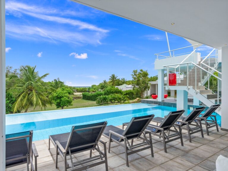 Luxurious poolside view with palm trees - Villa Palm Bay St Martin