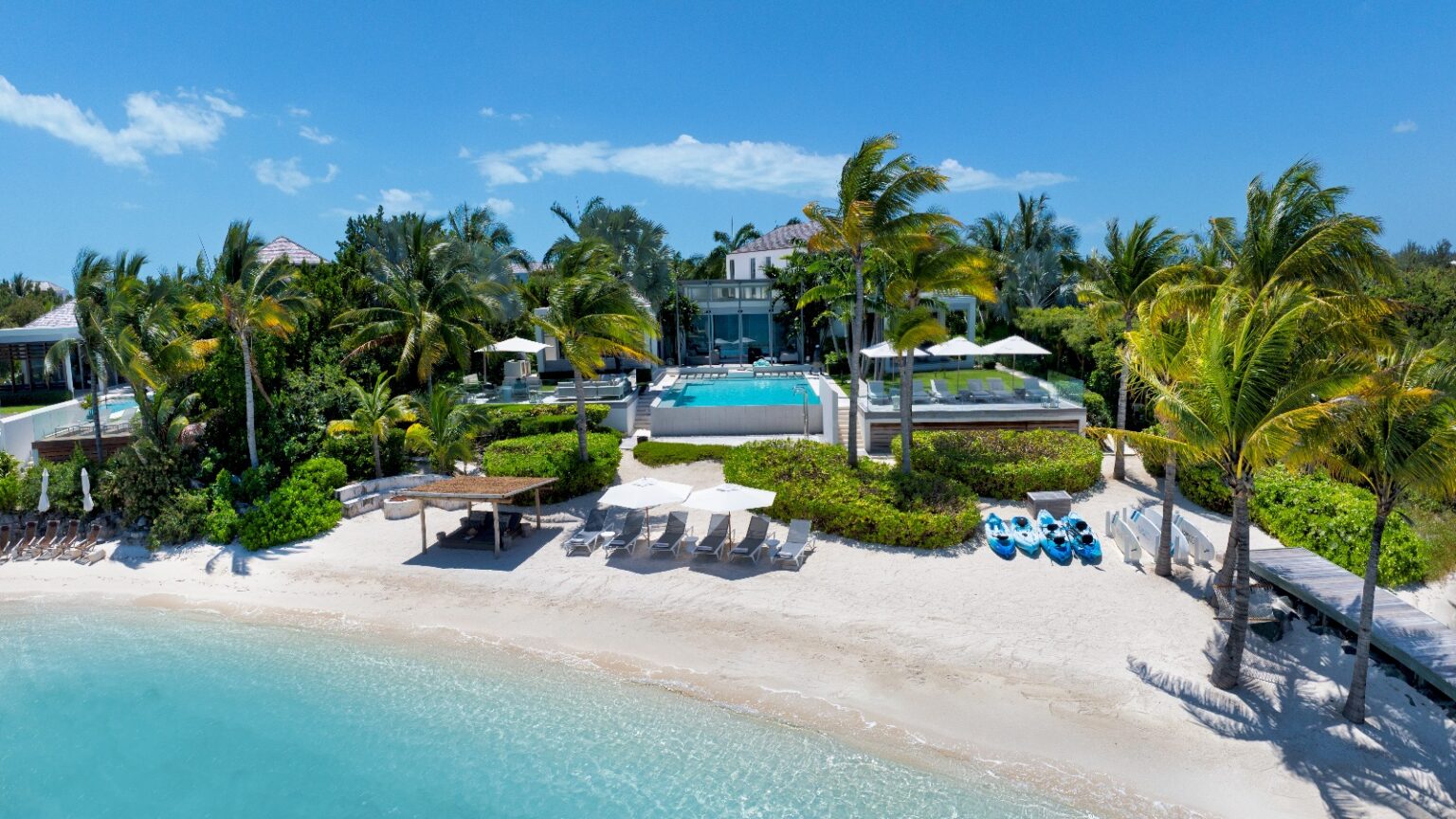 Cabuya, a contemporary villa with its pool and a stretch of sand on the water at Leeward
