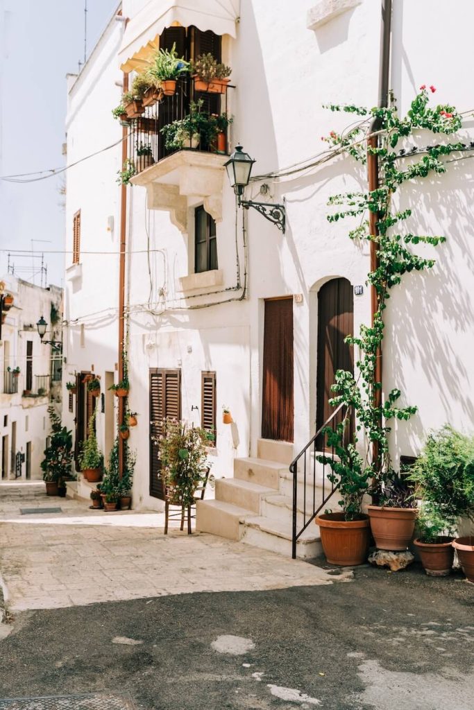 Last Minute Villa Holidays Italy: How to Book a Luxury Villa on Short Notice 4 Outdoor terrace of an Italian luxury villa perfect for a large group holiday in Italy