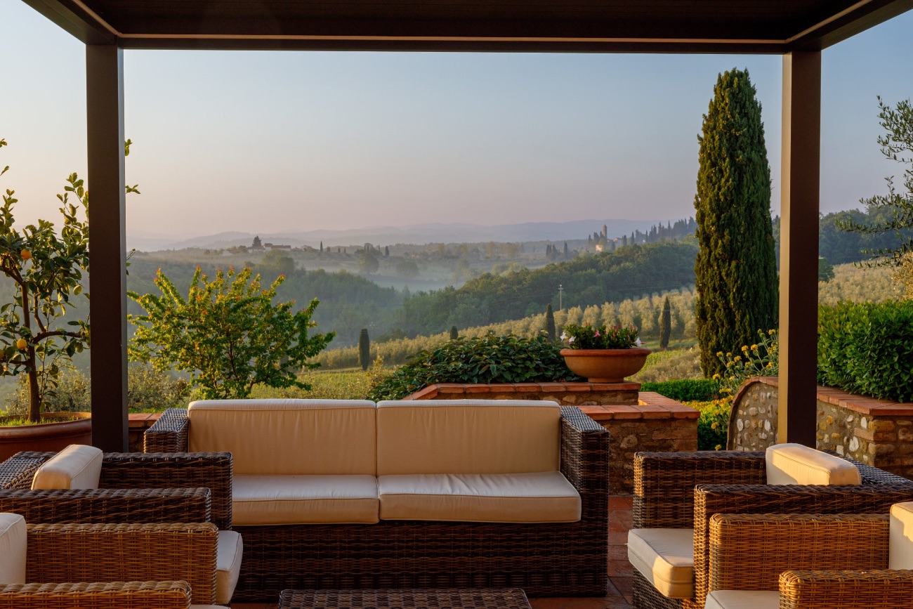 Last Minute Villa Holidays Italy: How to Book a Luxury Villa on Short Notice 2 Large luxury villa in Tuscany, ideal for shoulder-season last minute villa holidays in Italy