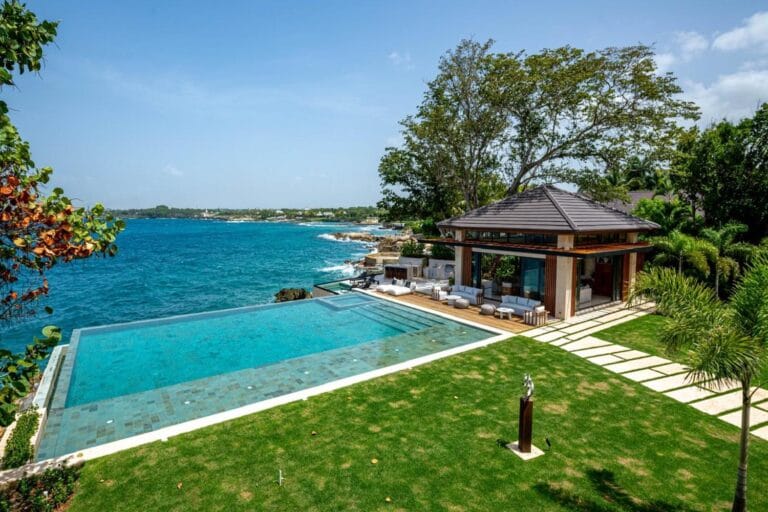 Infinity pool and lawn above the sea at Punta Aguila, Casa de Campo