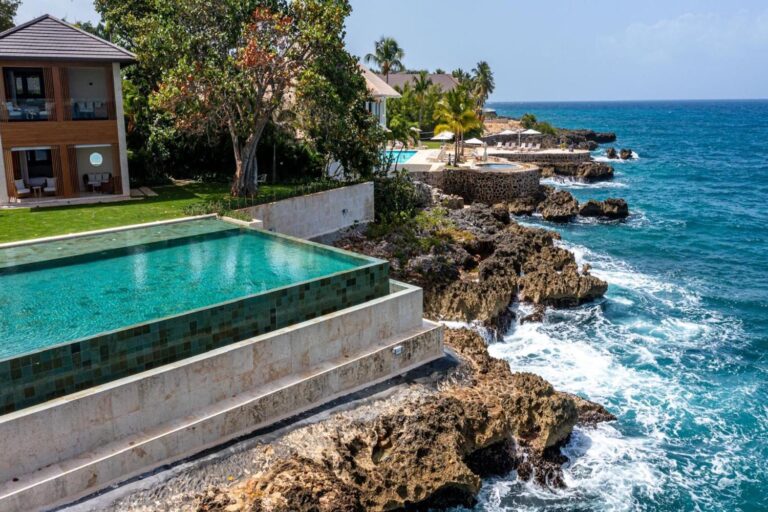 The infinity pool of Punta Aguila on the rocks above the sea, Casa de Campo