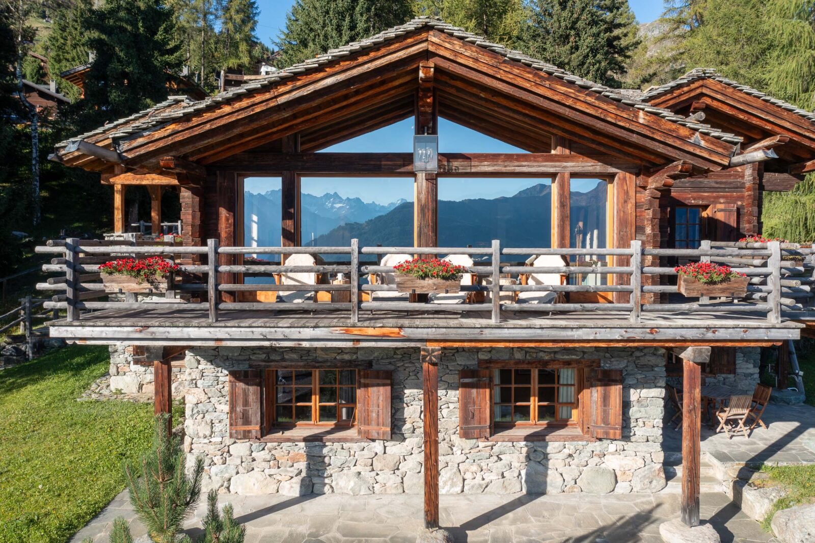 What a Luxury Ski Chalet Actually Does for You Between First Lift and Fondue 2 What a Luxury Ski Chalet Actually Does for You Between First Lift and Fondue - Chalet Virmadisa VerbierHAUTE RETREATS 0959